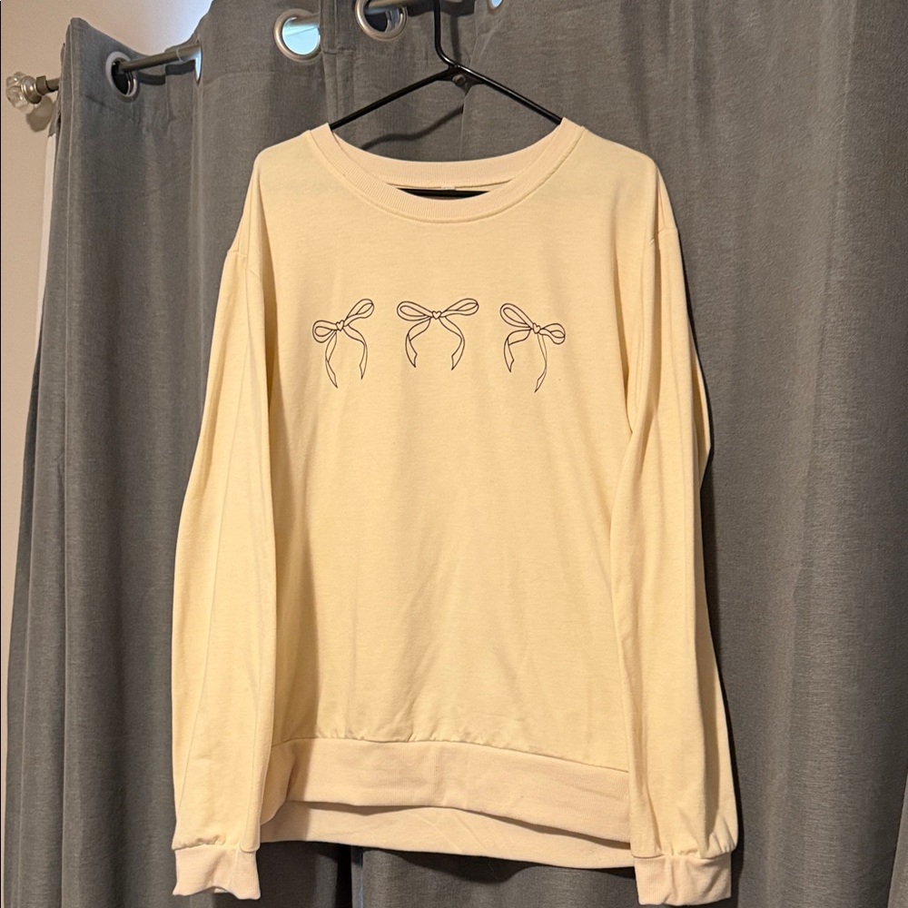 Cream Bow-Graphic Women's Sweatshirt